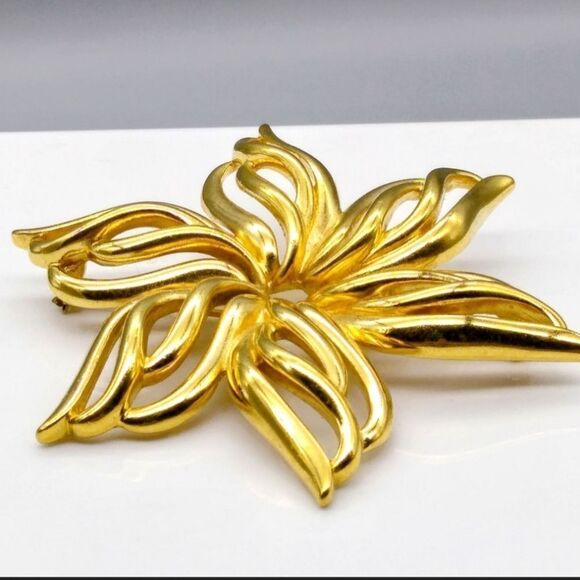 VINTAGE ESTATE SIGNED MONET GOLD TONE FLOWER 3" BROOCH EXCELLENT CONDITION - Picture 6 of 8